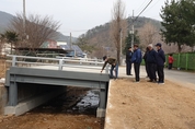 하천 범람 교량구조물에 대한 이견 충돌... 주민 반발 철거 요구