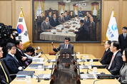 기준금리 결정 앞둔 한은, 환율·가계부채 부담에 '관망' 유력