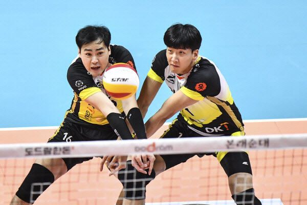 ‘Happy’ male volleyball players are Song Myung-geun-Shim Gyeong-seop…  The club apologized, but the victim “I don’t mean it.”