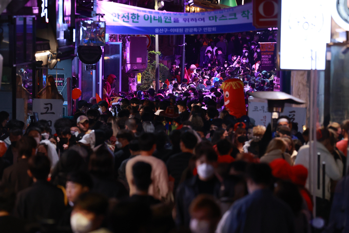 &nbsp;핼러윈 데이를 하루 앞둔 30일 오후 서울 용산구 이태원 세계음식거리를 찾은 시민들이 거리를 오가고 있다. (사진=연합뉴스)