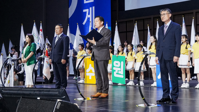 13일 수원컨벤션센터 컨벤션홀에서 열린 ‘수원특례시 교육비전 선포식’에서 이재준(가운데) 수원시장이 2023년도 교육비전을 선포하고 있다. (사진=수원시 제공)