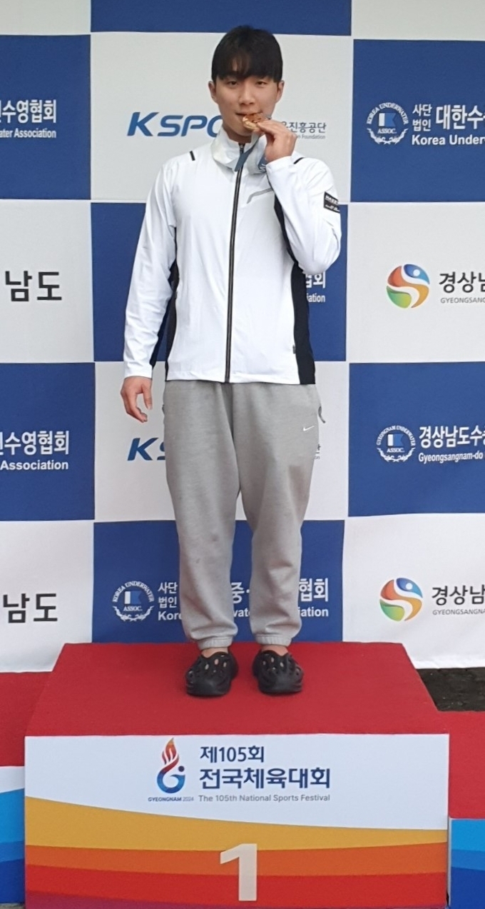 [105회 전국체전 2일차] 경기도청 신명준, 호흡잠영 100m 세계신기록…본인 기록 자체 경신