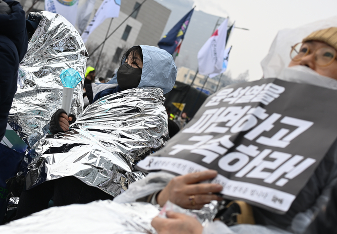 [포토] 추위 견뎌가며...'尹 파면하고 구속하라'