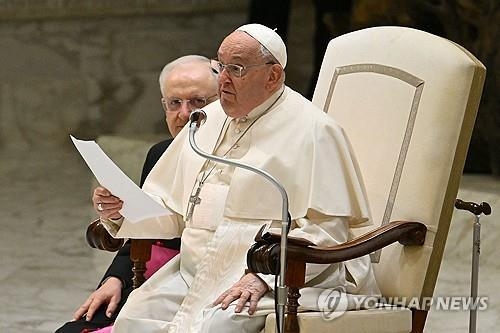 교황청 "성관계 멀리하는 동성애자 남성, 신학교 입학 가능하다"