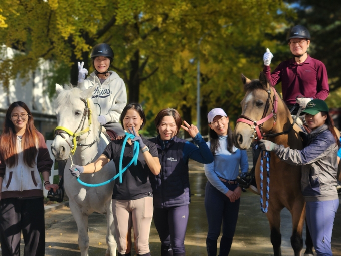 한국마사회, ‘실버 힐링승마’ 시니어들에게 신체적·심리적 긍정적인 효과