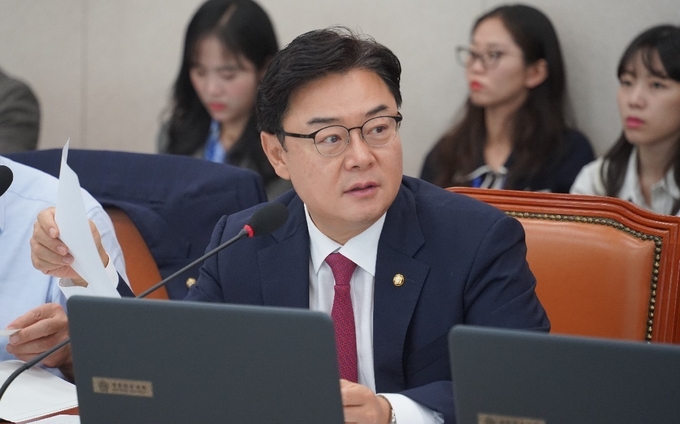 김성원, ‘부모가 수감 중인 미성년자도 해외 출국 가능’