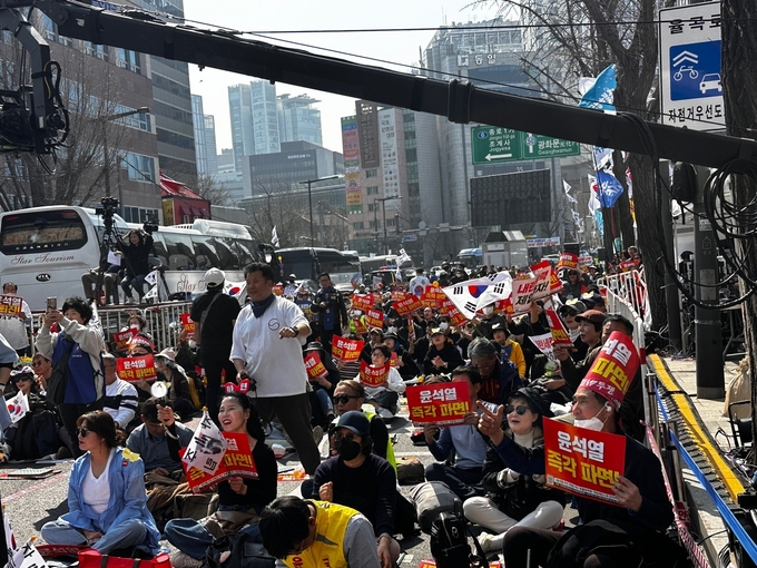 [포토] "윤석열 OUT!" 안국역 탄핵 찬성 집회...시민들의 뜨거운 함성